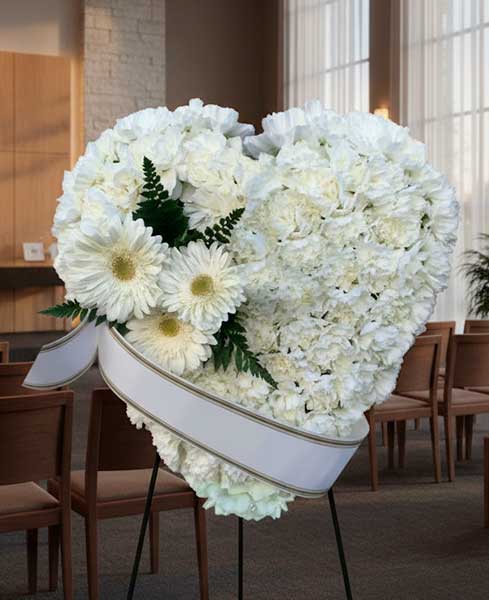 Centro funerario corazón blanco