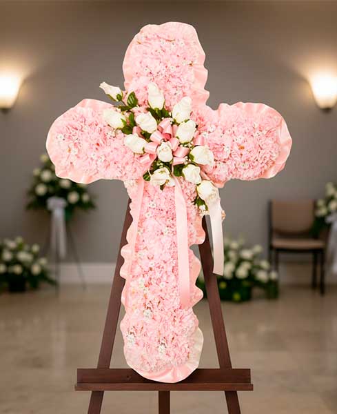 Cruz de flores tonos rosas 